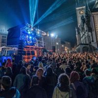 Red Bull Tour Bus a Rock for People roztančí tento týden Hradec i Olomouc