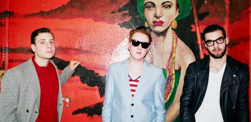 Two Door Cinema Club vydali své druhé album s názvem Beacon a v únoru dorazí do Prahy